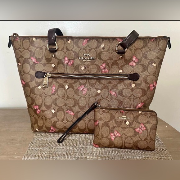 Coach Handbags - Coach signature butterfly tote and matching Wrislet 🦋